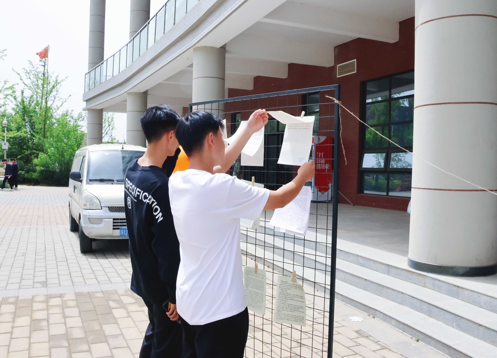 书香润心田，巧手扭出春日浪漫！陕西省建筑职工大学成功举办世界读书日主题活动